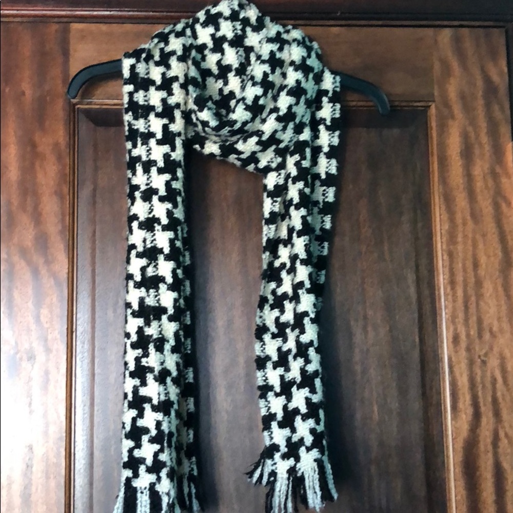 Black and white houndstooth scarf